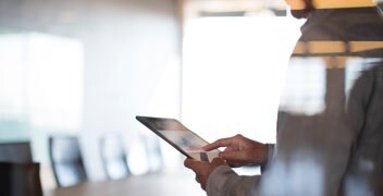 Ένα άτομο χρησιμοποιεί μια συσκευή tablet